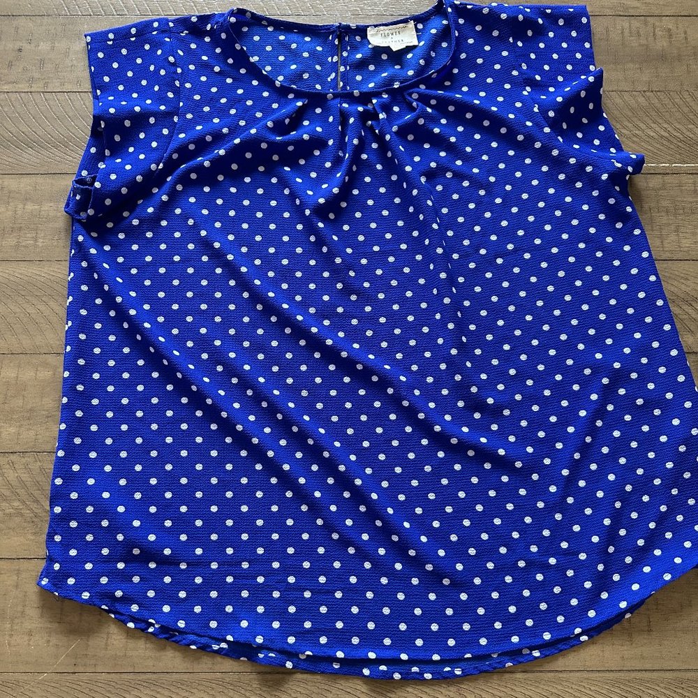 Flower & Feather Size 2X (Plus) Short Sleeve Blouse Polka dot